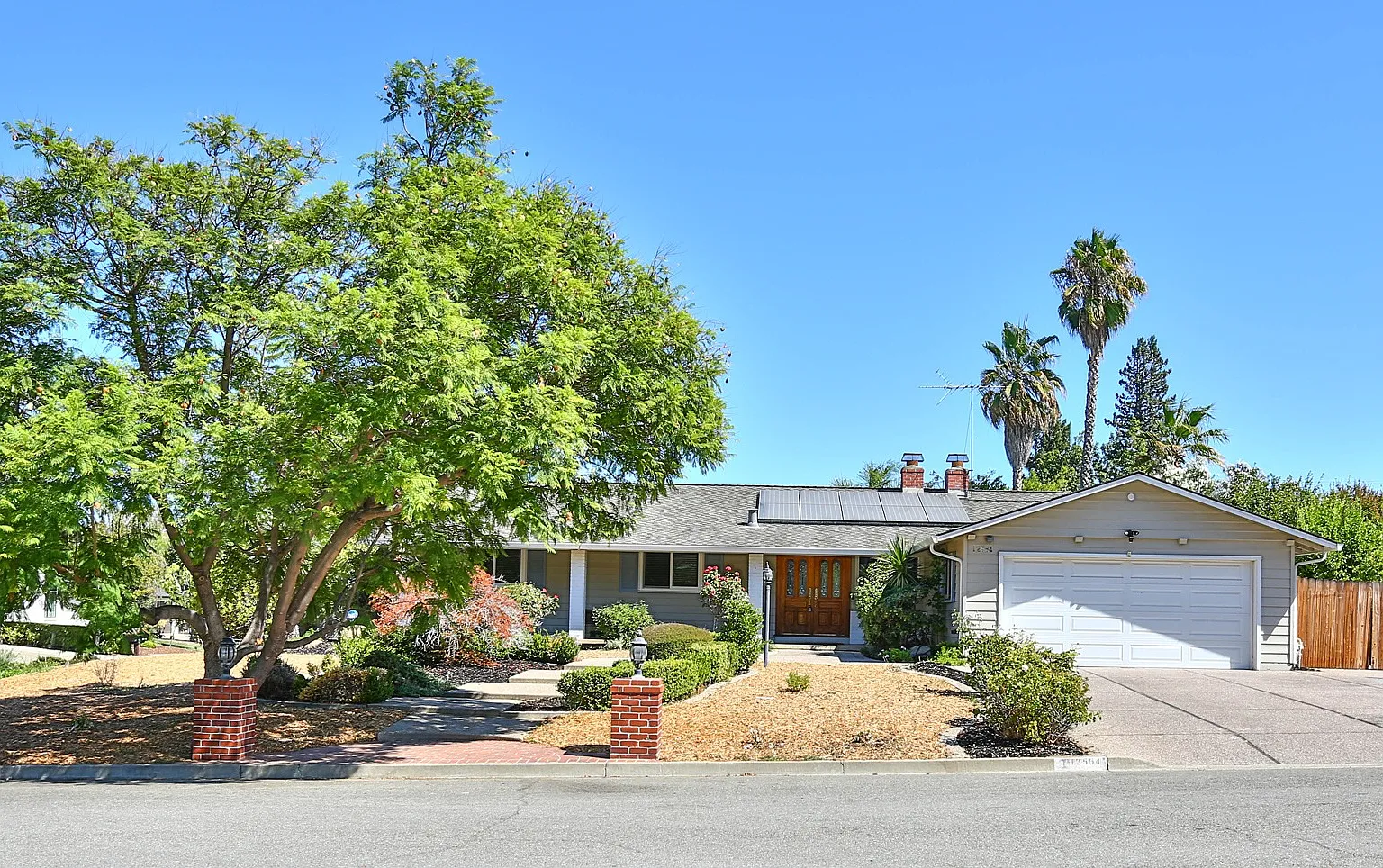 Saratoga single story home with Pool, and open Concept Living — Photo 2