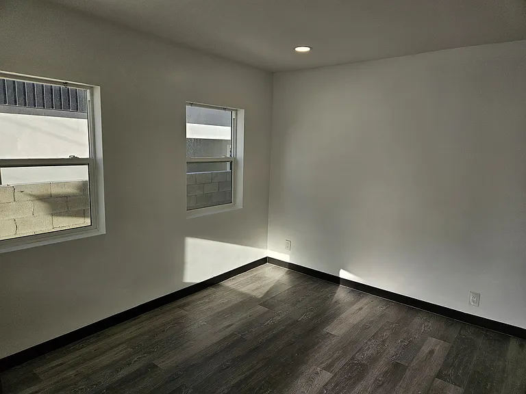325 N Normandie Ave — Photo 4