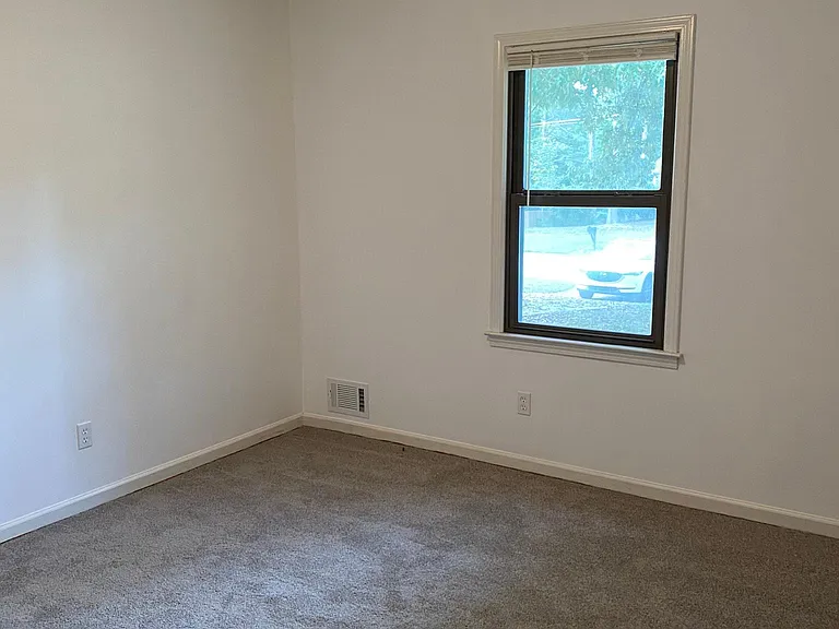 1146 Hutch Ln — Photo 5