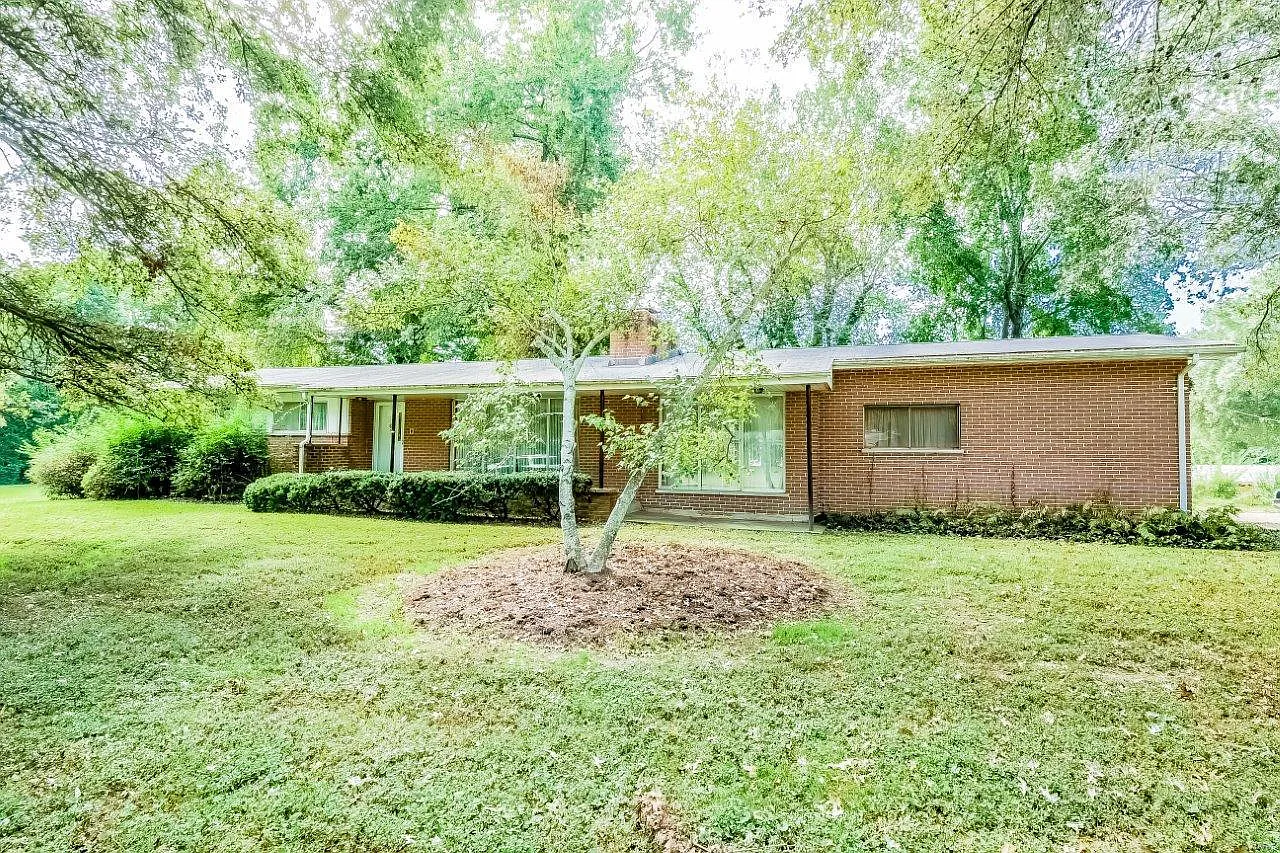 21 Queens Dr photo 1