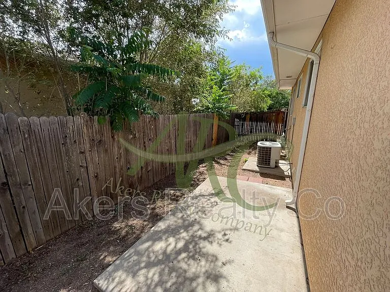 2722 Poplar St #A — Photo 16