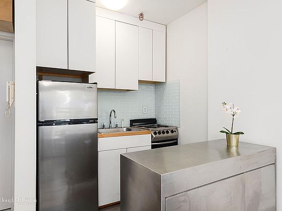 3rd image of 181 De Kalb Ave #D1
