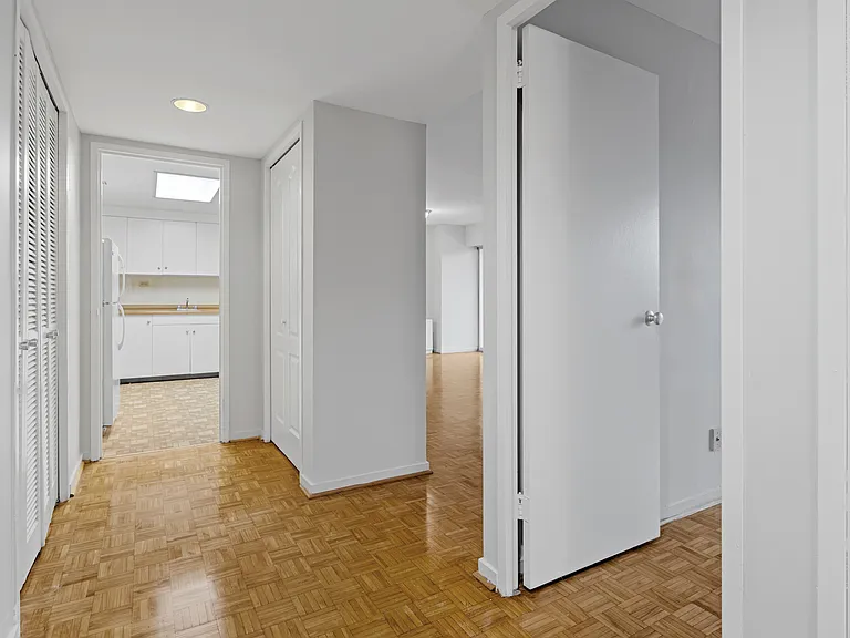 235 Somerset St W — Photo 34