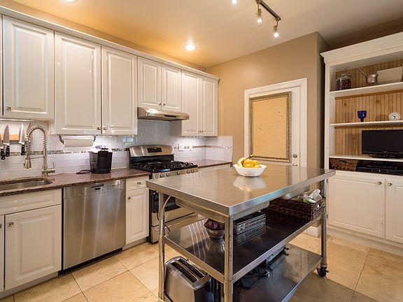 5th image of 909 Binghampton Ln