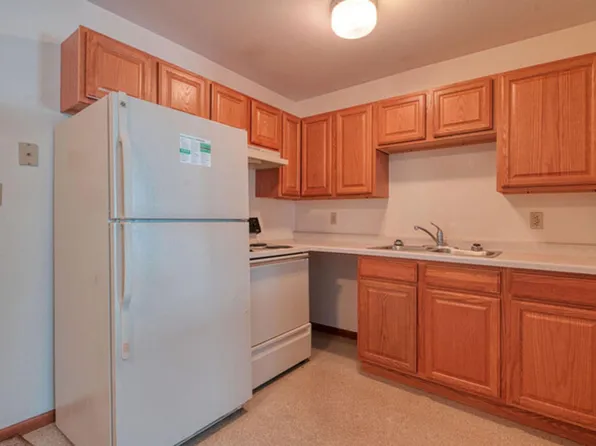 Stanford Ten, 1225 Stanford Rd, Grand Forks, ND 58203