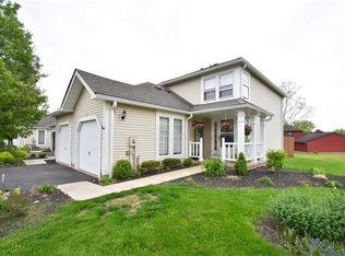 1 Courtshire Ln, Penfield, NY 14526