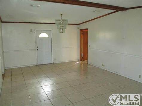 3rd image of 320 Elaine Cir E