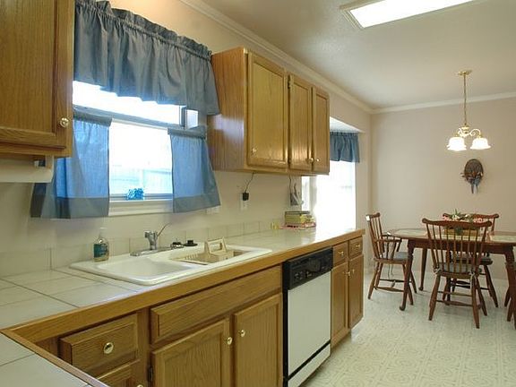 3rd image of 967 Parkdale Dr