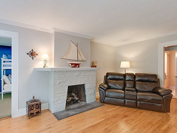 3rd image of 612 Lake St