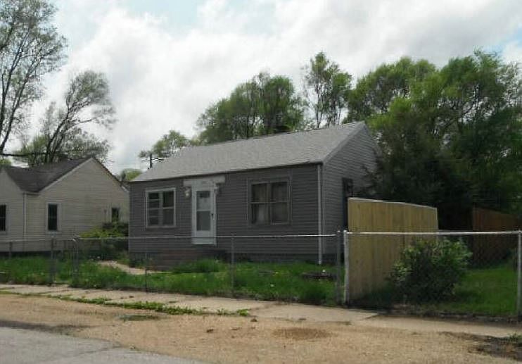 2nd image of 1910 Belden St