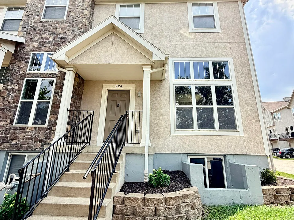 224 N Hedge Ln