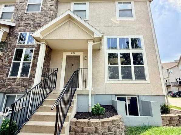 224 N Hedge Ln, Olathe, KS 66061