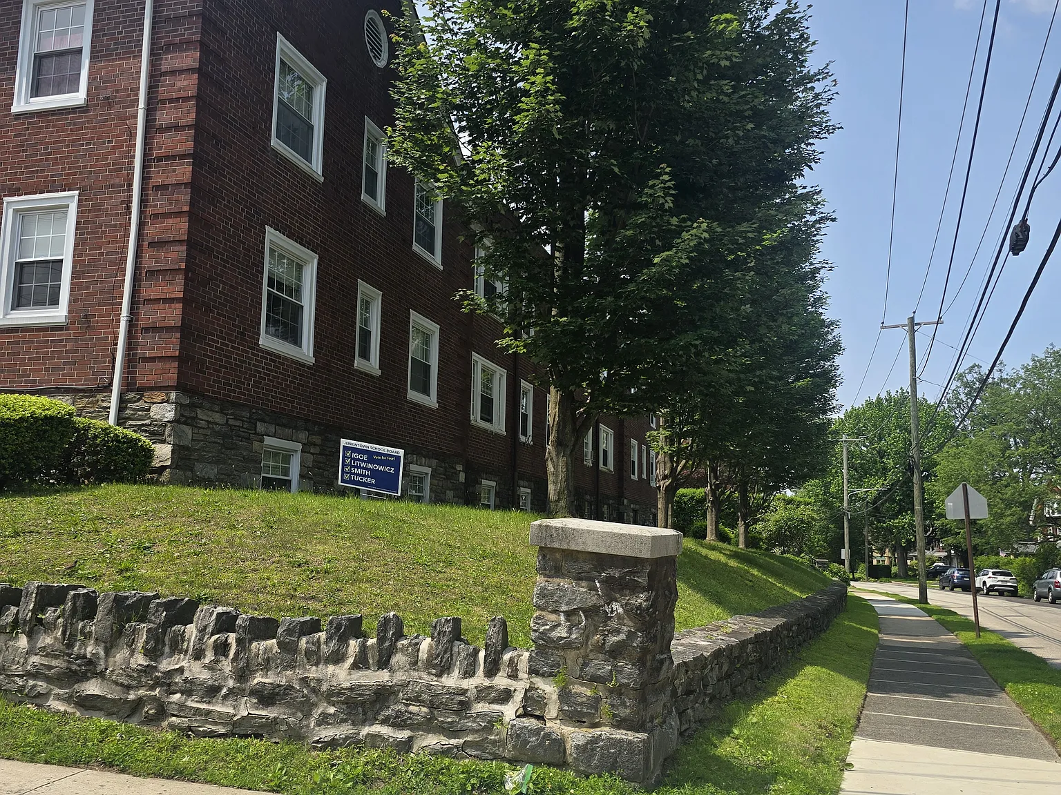 240 Highland Ave — Photo 4