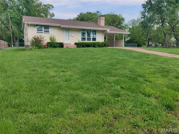 3900 Fairway Ct, Saint Ann, MO 63074