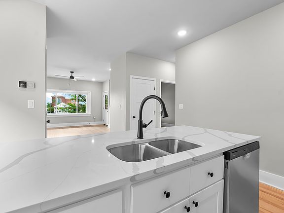 4th image of 510 Broadway St #201