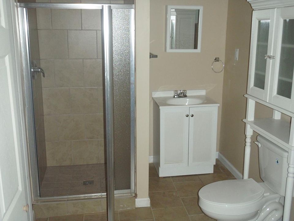 2nd full bathroom with tile