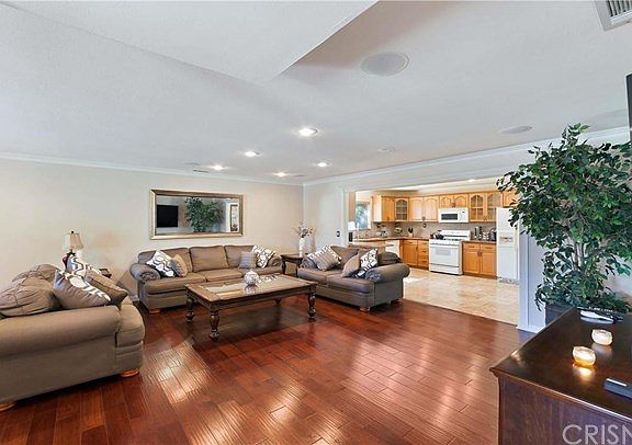 4th image of 22141 Eccles St