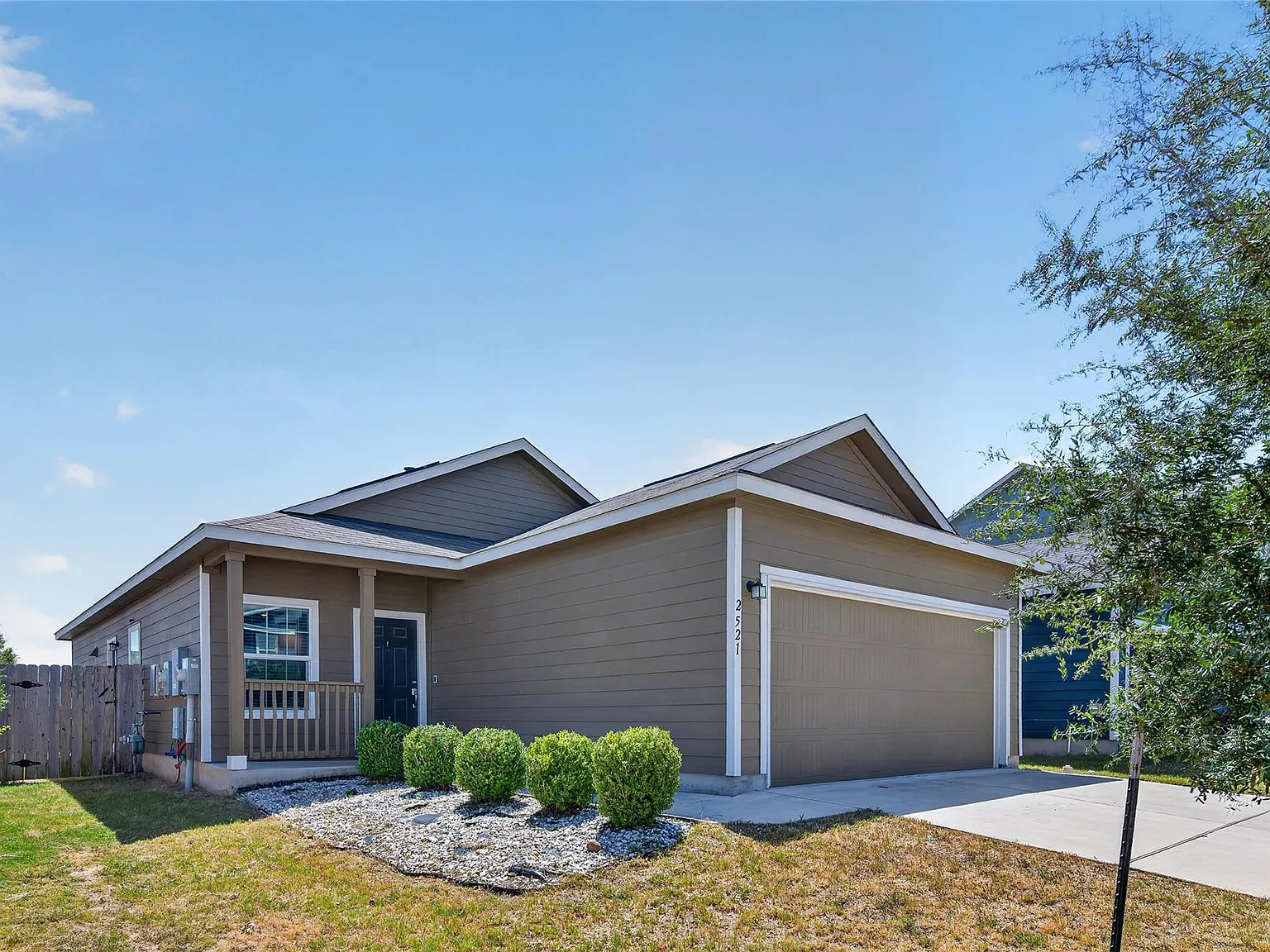 3 bed, 2.0 bath, 1266 sqft, $2,000 — Photo 2