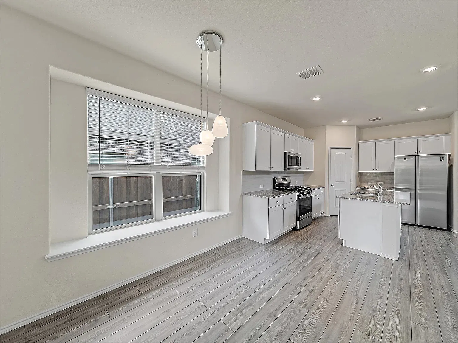 3 bed, 2.5 bath, 2074 sqft, $2,300 — Photo 4