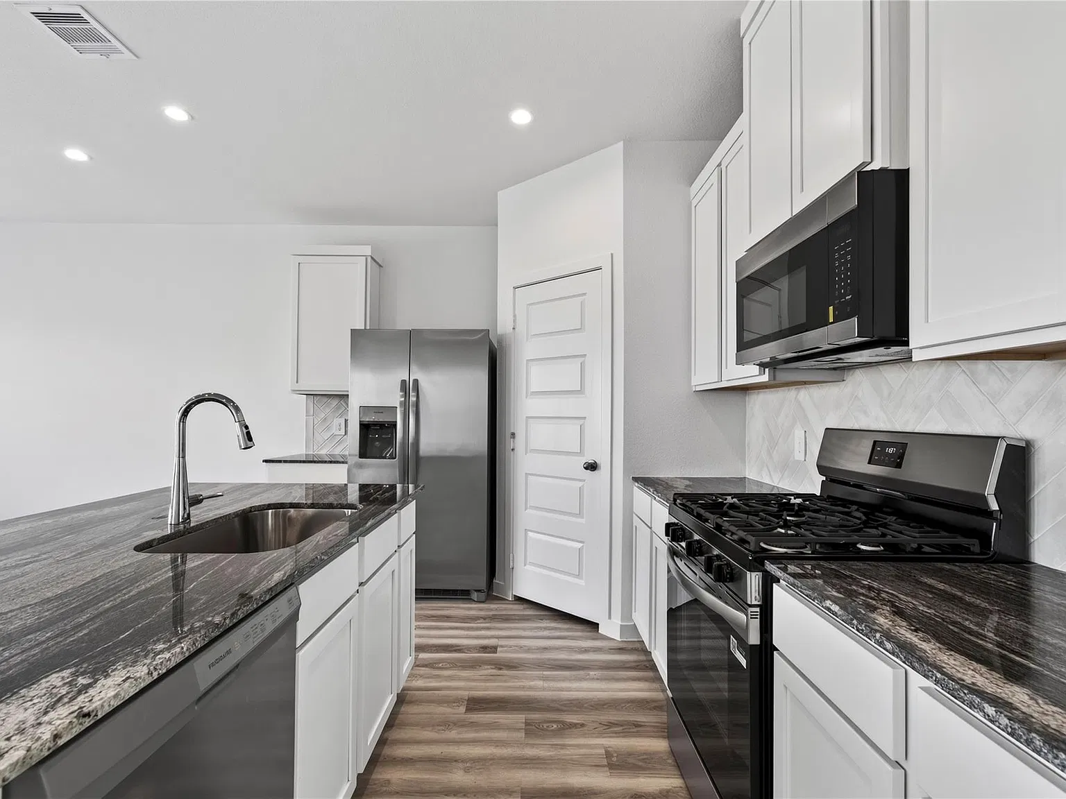 3 bed, 2.5 bath, 1586 sqft, $2,300 — Photo 4