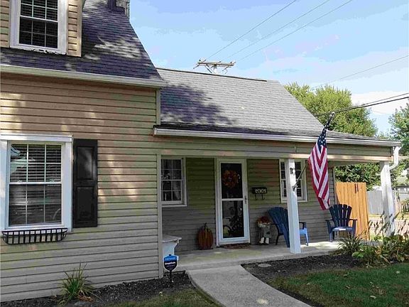 2nd image of 110 W Warren St