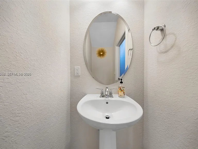 932 Banyan Dr — Photo 11