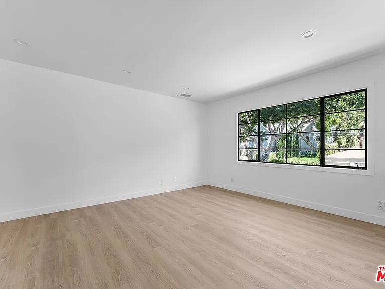 8730 Holloway Dr — Photo 7