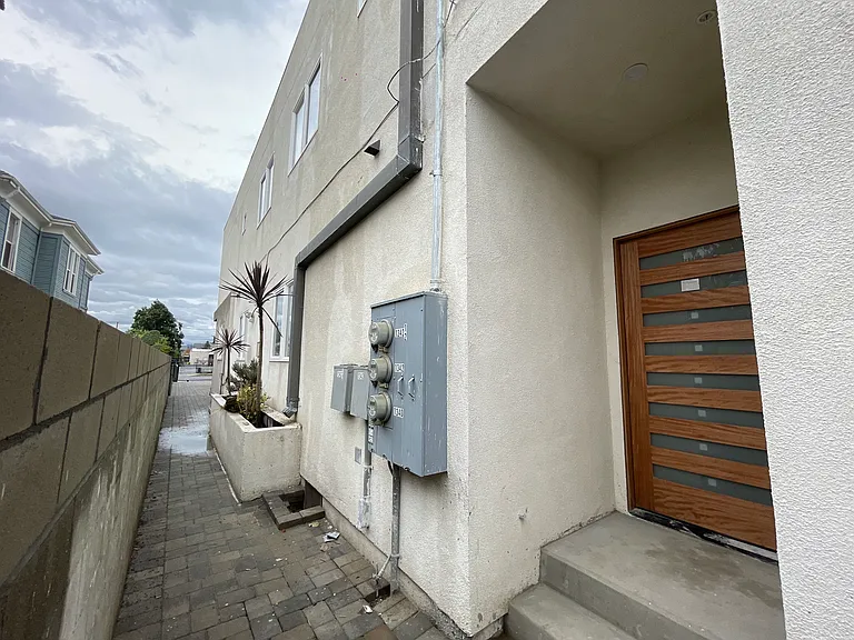 1340 W 37th St #1342-1/4 — Photo 25