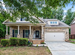 121 Misty Woods Dr, Lake Wylie, SC 29710