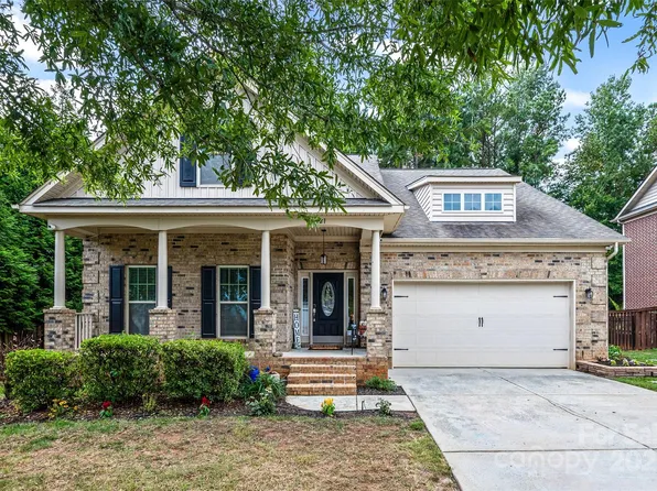 121 Misty Woods Dr, Lake Wylie, SC 29710