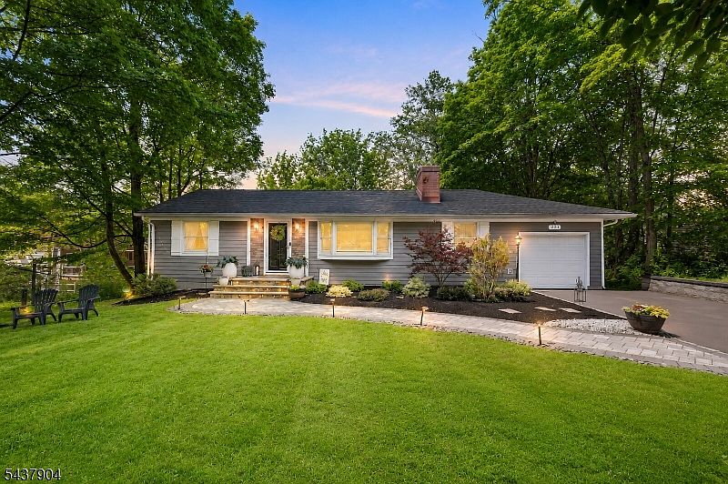 1st image of 231 Stirling Rd