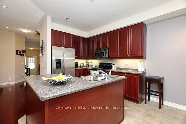 16 Thatcher Cres — Photo 6
