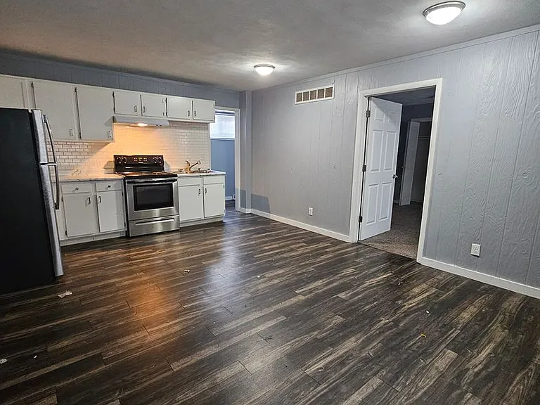 313 E Locust St — Photo 2