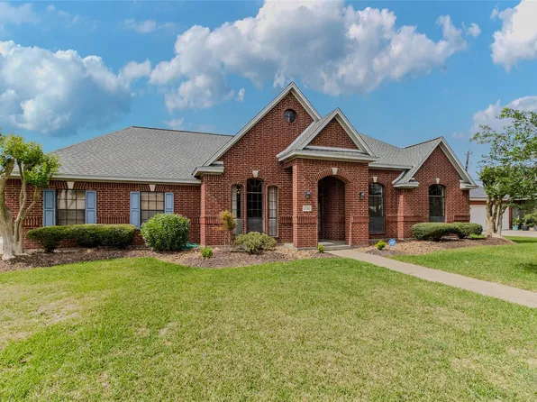 226 Moss Rose Ln, Lake Jackson, TX 77566