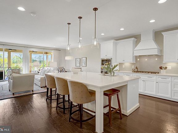 3rd image of 6405 Beatles Ln Unit 10
