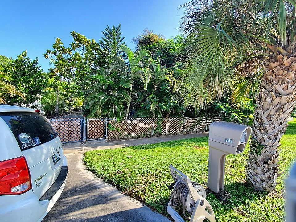 1st image of 742 Camellia Dr