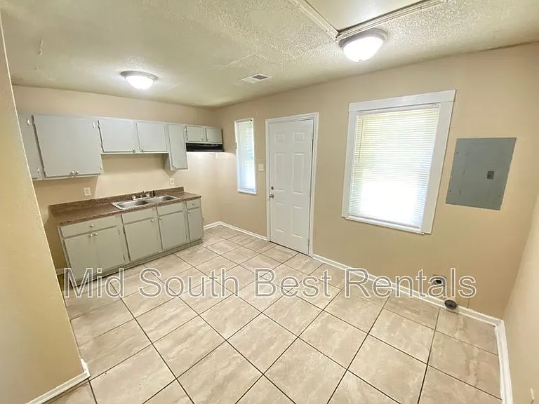 2882 Montague Ave — Photo 4