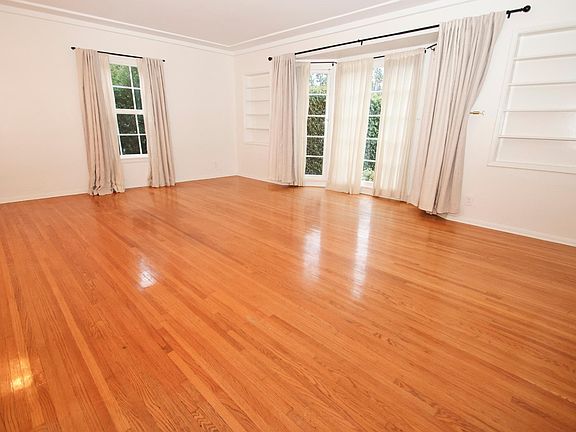 3rd image of 2282 N Beachwood Dr #A