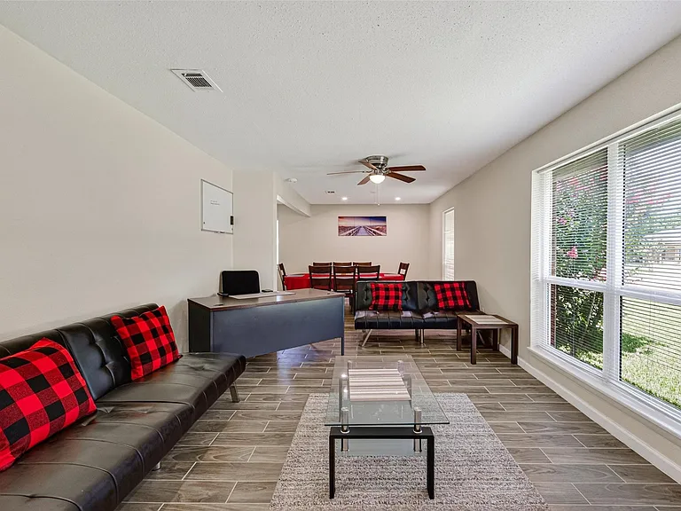 13615 Lynnwood Ln — Photo 2