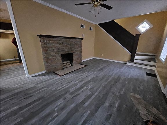 2nd image of 930 N Bowman Ave
