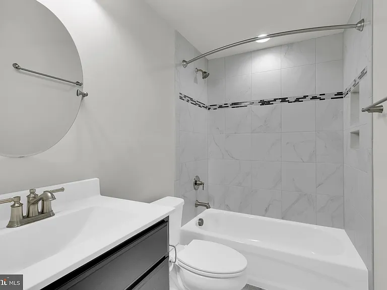 2233 N Underwood St — Photo 52