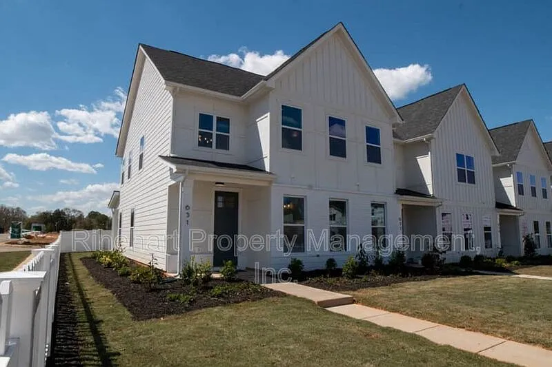 4 bed, 2.5 bath, 2082 sqft, $2,700 — Photo 1