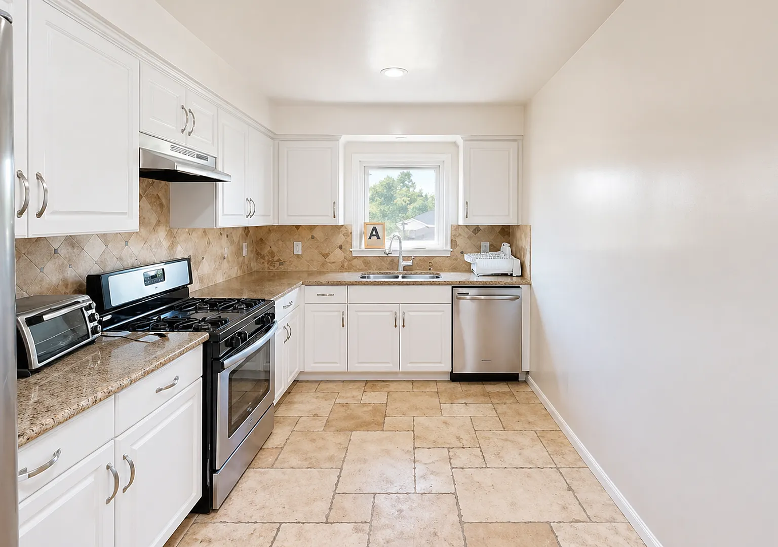 Jacuzzi!! Massive 5 Bed 3 Bath Home On 63rd — Photo 4
