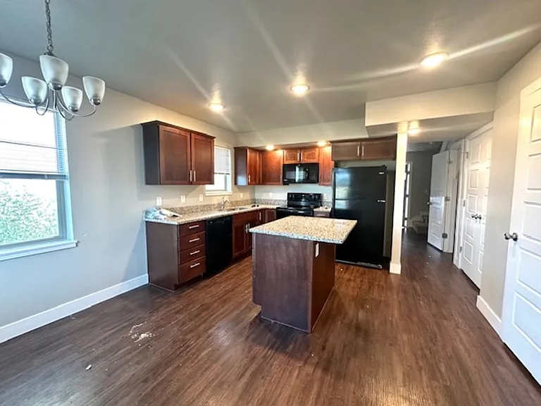 385 S 480 W — Photo 6