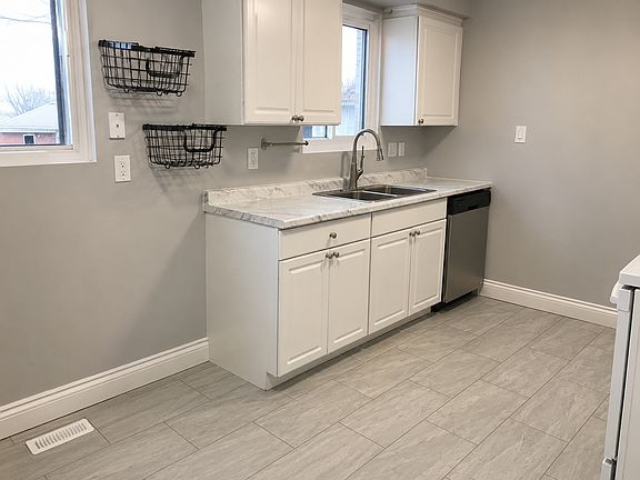 2nd image of 396 Fleetwood Dr #1