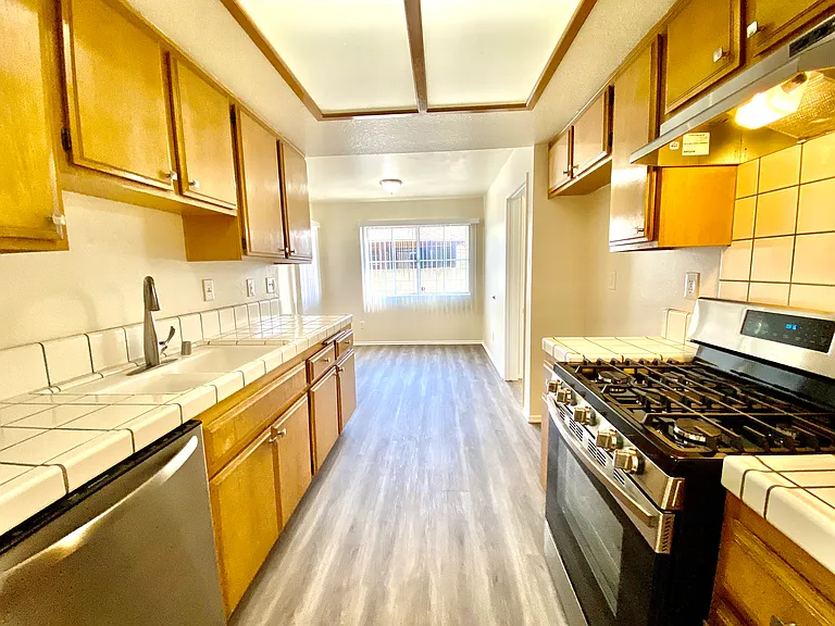 553 W 22nd St #2 — Photo 10