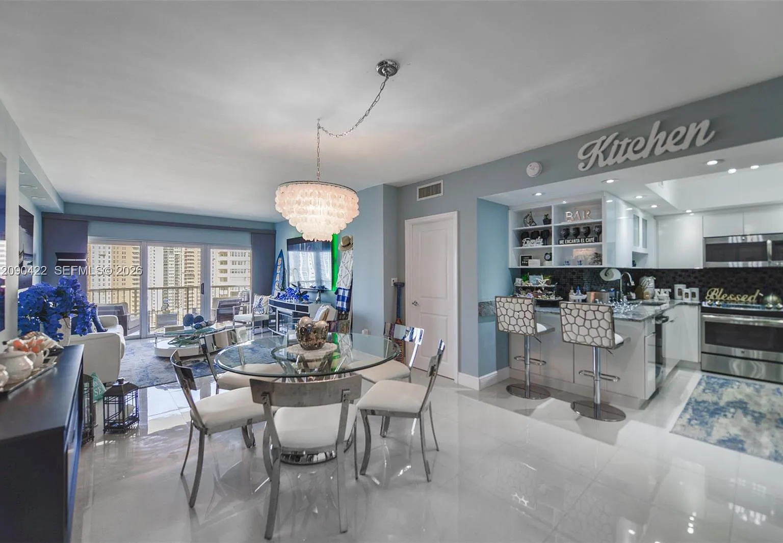 Hemispheres Condo — Photo 2