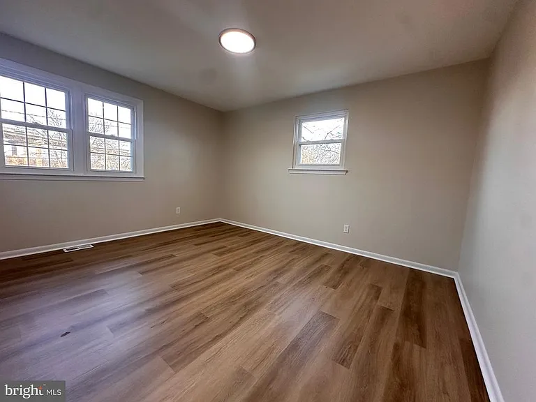 225 Velde Ave — Photo 12
