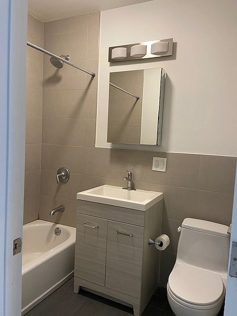 2nd image of 686 Sackett St APT 3L