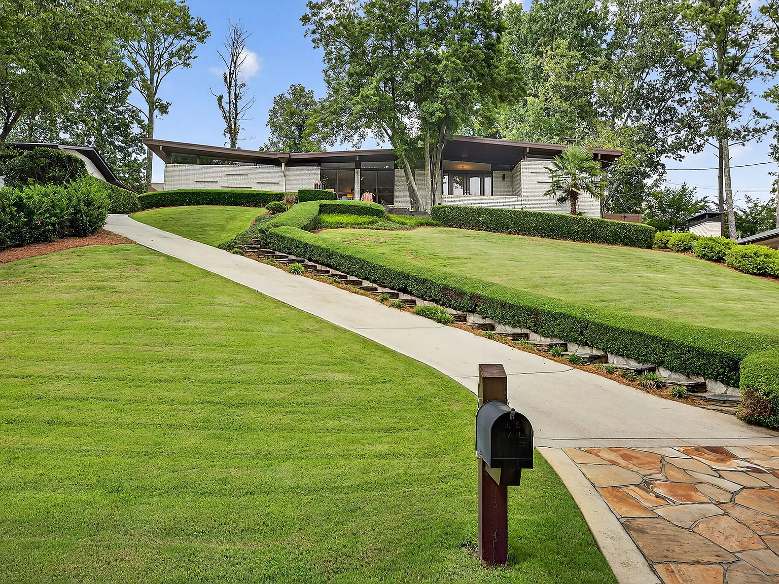 360 Elden Dr — Photo 2